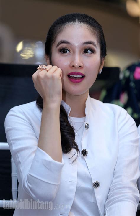 Penampilan Memukau Sandra Dewi Dengan Rambut Diikat Ponytail