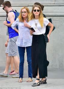 Amber Heard Keeps It Chic As She Sightsees In Ny With Mother Paige