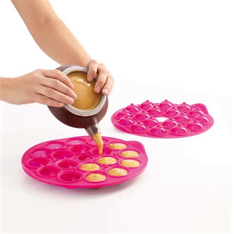 Cut the ball and peel away. Silicone cake pops mould - Lékué
