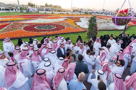 الأمير سلطان بن سلمان يزور مهرجان الورد الطائفي صحيفة الصدارة