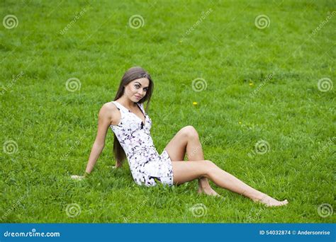 Sexy Frau Im Kurzen Kleid Das Auf Gr Nem Gras Sitzt Stockfoto Bild