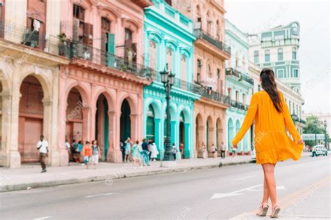 Chica Turista En Zona Popular En La Habana Cuba Vista Posterior Del