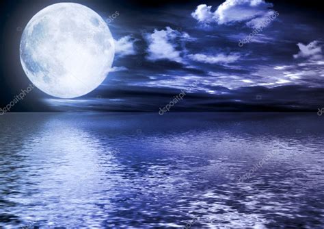 Luna Llena Reflejada En El Agua Fotografía De Stock © Zhanna 5384692