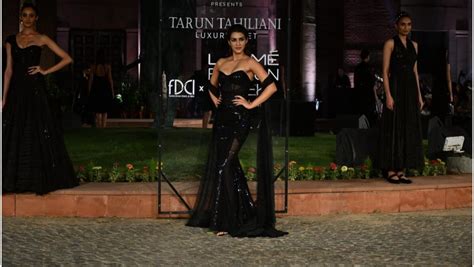 kriti sanon in black strapless top and skirt turns showstopper for tarun tahiliani at fdci x