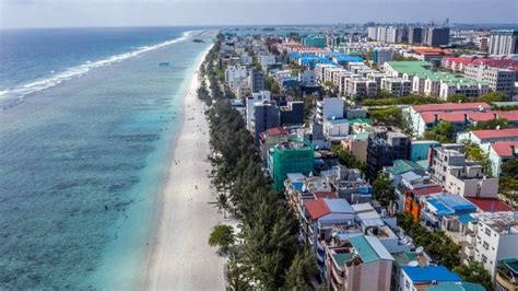 Maldives atau maladewa adalah negara tropis di samudra hindia yang terdiri dari 26 atol berbentuk cincin, yang terdiri dari lebih dari 1.000 pulau karang. 13 Negara di Dunia yang Berada pada Garis Ekuator Bumi