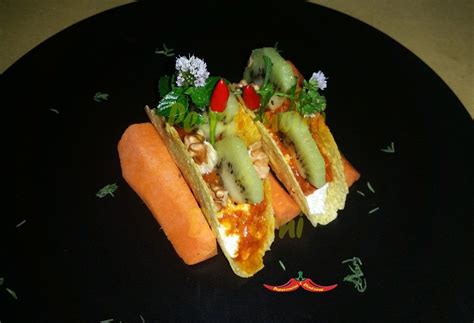Taco Ricotta Nduja Emulsionata E Kiwi Hot Dog Buns Hot Dogs Ricotta