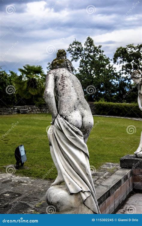 Estátua De Pedra Da Fêmea Do Nude Imagem de Stock Imagem de fêmea