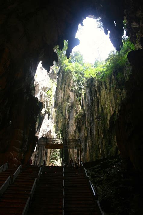 Located to the north of kuala lumpur, batu caves is a limestone hill with three main caves and a number of smaller ones featuring temples and hindu shrines. 5 Around the World | Family travels the world with kids ...