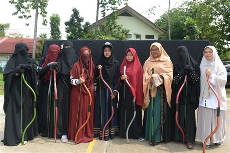 Indonesias ‘niqab Squad Takes Aim At Face Veil Prejudice Arab News