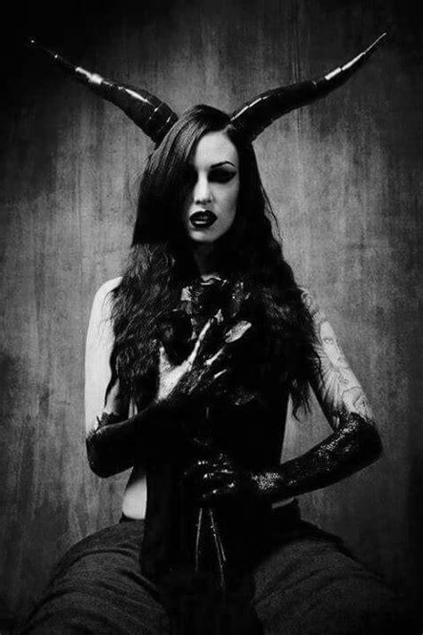 satanic priestess Satanische kunst Schattenmalerei Gothische schönheit