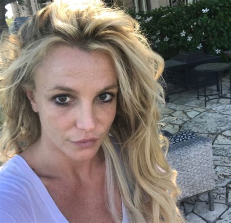 Britney Spears Shares Make Up Free Selfie On Instagram