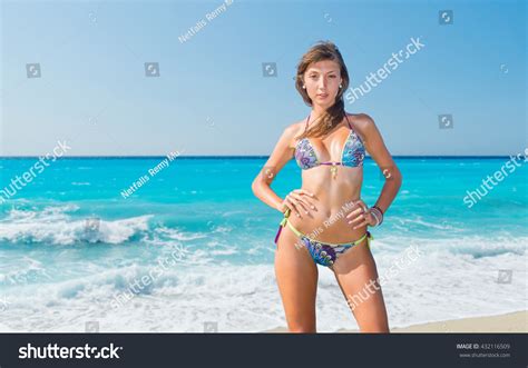 Portrait Happy Sexy Girl Bikini Posing库存照片432116509 Shutterstock