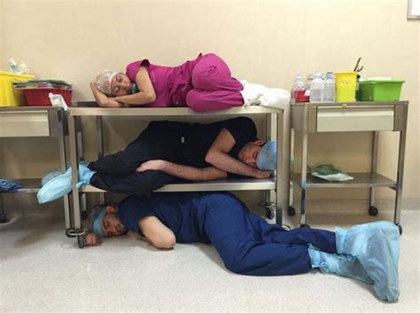 Médicos Post Pics Defending Med Residentes Pegou Dormindo Memorização