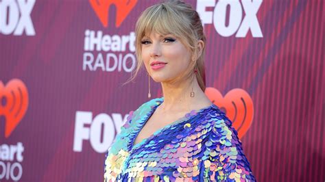 Car Crashes Into Taylor Swifts Home After Police Chase