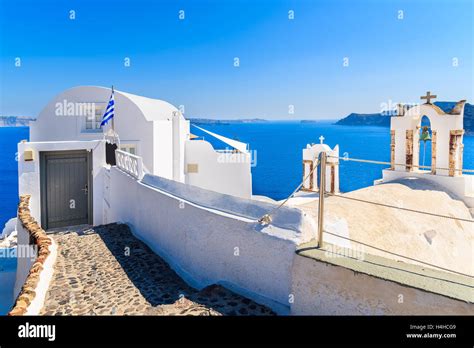 Typische Griechische Kirche Im Dorf Oia Mit Meer Im Hintergrund