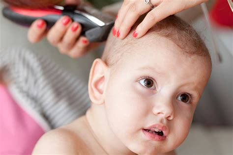 ᐅ Le rasage de la tête de votre bébé favorise t il la croissance des cheveux