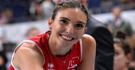 Naz Aydemir Kimdir Voleybolcu Naz Aydemir Ka Ya Nda Nereli