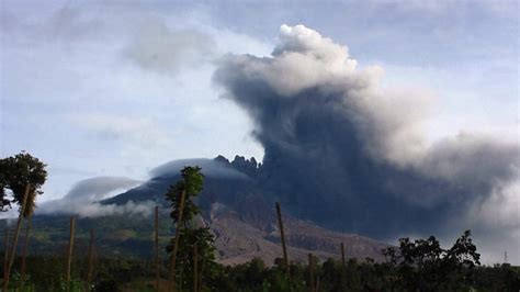 Mount Sinabung Huge Plumes As Indonesian Volcano Keeps Erupting Cbbc