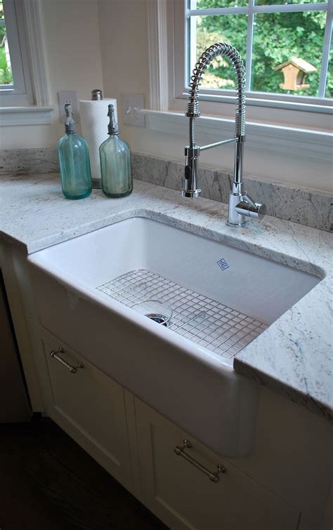 Our kitchen sinks are manufactured using the fireclay construction method to recreate the vintage kitchen look with your choice of faucet holes. VREELAND ROAD | Lavanderías modernas, Fregadero grande ...