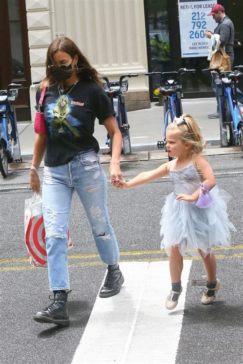 Irina Shayk With Her Daughter Lea In New York June 3 2021 Irina
