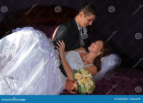 Gleichheit Krawatte Und Kristallschmucksachen Reizend Braut Und Bräutigam Die Auf Einem Bett