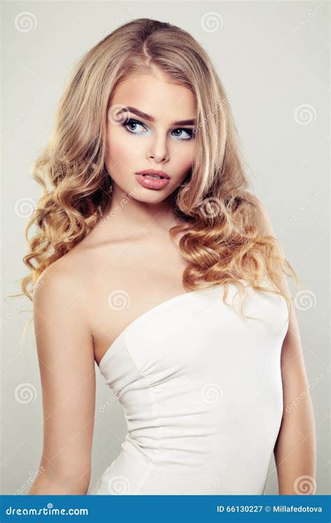 sexy mode modell mit dem blonden gelockten haar stockbild bild von porträt hintergrund 66130227