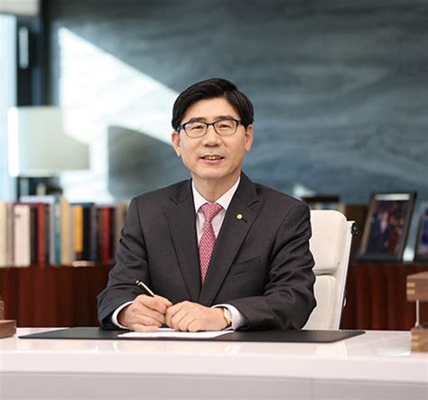 파월 의장은 우리는 중요한 새로운 국면에 진입했고 예상보다는 빨리했다면서 이 같은 경제활동의 반등은 환영할만하지만 새로운 도전, 즉 코로나19 바이러스 통제 필요성이 제기되고 있다고 설명했다. 제롬 파월 세계경제 대통령 등극 │ 매거진한경