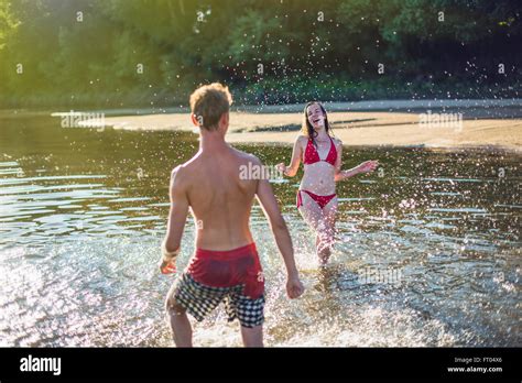 Zwei Jugendliche Die Spaß Am Strand In Der Sommerpause Die Sie Sich Gegenseitig Mit Den Füßen