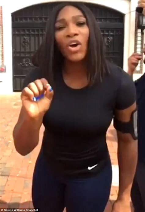 Serena Williams Gives Twerking Lesson To Bystander In Hilarious Video Daily Mail Online