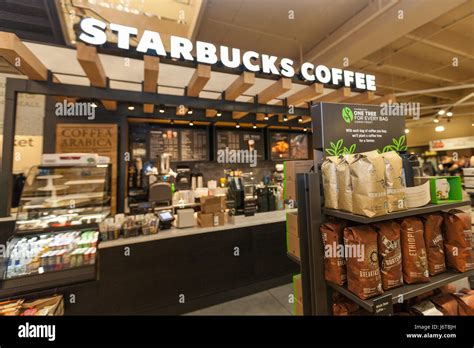 Un Starbucks Coffee Shop Retail Situato All Interno Di Un Grande