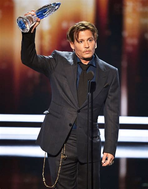 Johnny Depp Thanks Fans During 2017 Peoples Choice Awards Speech