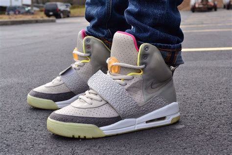 The soft top layer in the footbed offers immediate step in comfort. Air Yeezy "Zen Grey" : Sneakers