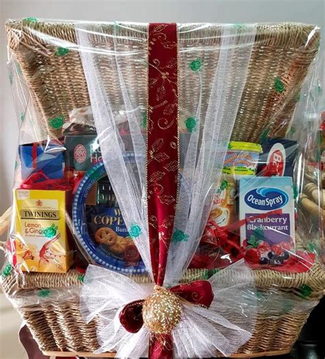 We fill our luxury christmas hampers with food and drinks that. Traditional Christmas Gift Hamper ...