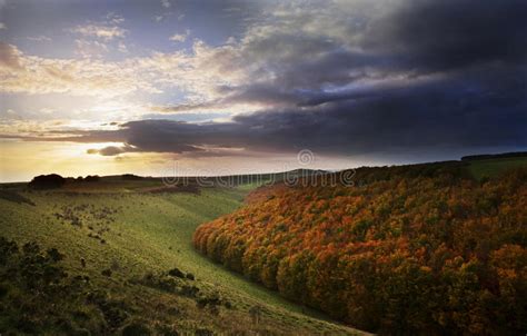 Het is de periode tussen zonsondergang en het moment waarop de zon 6 graden onder de horizon staat. Zonsondergang In Engels Landschap Stock Foto - Afbeelding ...