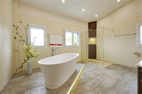 Großes badezimmer mit granitboden, fön und kosmetikspiegel, innenhofterrasse oder balkon. Badideen für große Badezimmer - Badsanierung-Ideen.com