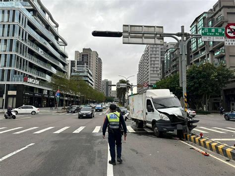 疑似血糖太低昏了過去 小貨車失控自撞分隔島 民視新聞網