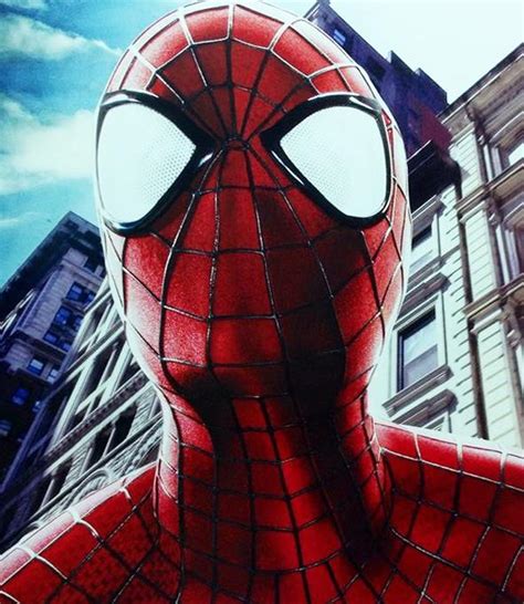 Movies Close Look At Spider Mans Costume In Amazing Spider Man 2