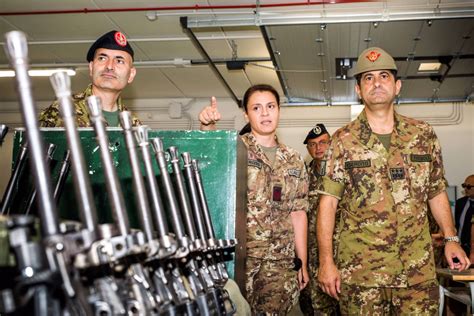 Il generale francesco paolo figliuolo, originario di potenza, ha maturato esperienze e ricoperto molteplici incarichi nella forza armata dell'esercito, interforze e internazionale. IL COMANDANTE LOGISTICO IN VISITA ALLA BRIGATA "PINEROLO" | Stella d'Italia News