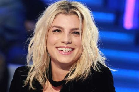 Emma marrone non se la passa di certo meglio rispetto a tutti quelli che per via dell'imminente partenza sono alle prese con le ultime lavatrici. Emma Marrone, si fotografa senza veli su Instagram