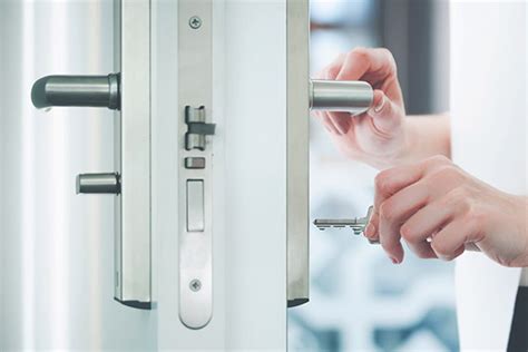 Comment sécuriser efficacement sa porte d'entrée ? Comment sécuriser une porte d'entrée simple ? | Serrurier ...