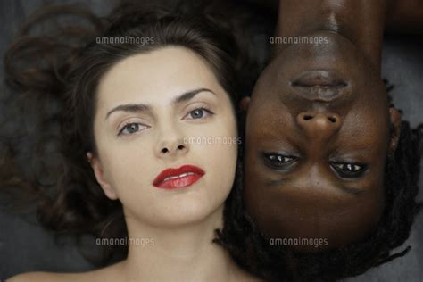 20代白人女性と黒人男性のビューティーイメージ[30018001414]｜ 写真素材・ストックフォト・画像・イラスト素材｜アマナイメージズ