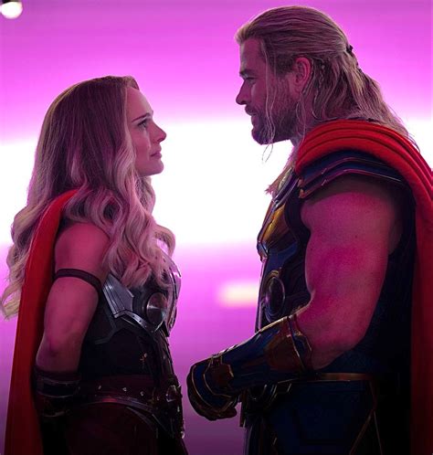 Jane And Thor Love And Thunder Em 2022 Cartazes De Filmes Thor