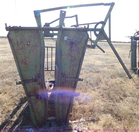 Powder River Squeeze Chute In Ashland Ks Item Aw9358 Sold Purple Wave