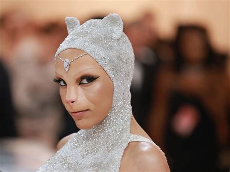 Doja Cat Channels Karl Lagerfelds Iconic Cat Choupette At The Met Gala
