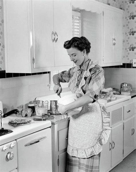 1950s Woman Housewife In Kitchen Apron By Vintage Images Vintage Housewife 1950s Woman