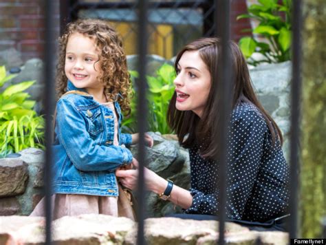 Anne Hathaway Dons Wig While Shooting Upcoming Film The Intern Huffpost