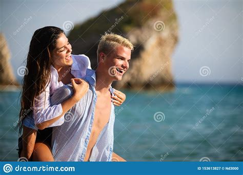 Pares Jovenes Felices Que Tienen La Diversi N Y Amor En La Playa El D A Soleado Imagen De