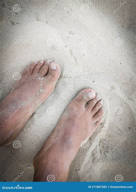 Pies Machos Desnudos En La Playa De Arena Persona De Vacaciones En La