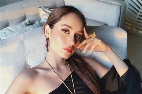 Cinta Laura Pose Ekstrem Di Atas Mobil Ala Retro Penampilan Sang Artis