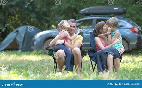 Padres Y Sus Hijos Sentados Y Abrazados Felices Feliz Familia